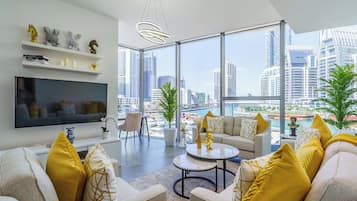 Luxury-Apartment, Balkon, Blick auf den Jachthafen | Wohnbereich