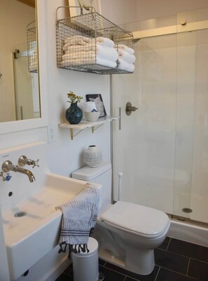 Hair dryer, towels, soap, toilet paper - Tiny House 4 - Farm Sanctuary, Finger Lakes (Watkins Glen)