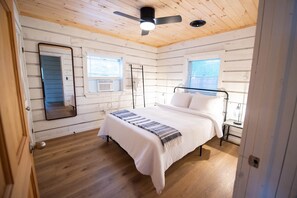 1 bedroom, free WiFi, bed sheets - Lux Cabin (Watkins Glen)