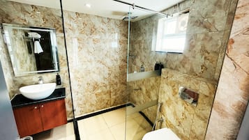 Deluxe Room | Bathroom