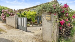 A house with a gated entrance, a satellite dish, and a number plaque on the wall. - Holiday Home “Chez Dominique” with Private Pool, Wi-Fi, and Air Conditioning (Saint-Rémy-de-Provence)
