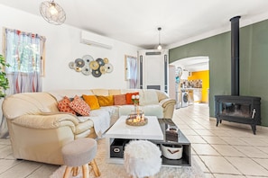 A living room with a sofa, coffee table, and a fireplace. - Holiday Home 'Chez Dominique' with Private Pool, Wi-Fi and Air Conditioning (Saint-Rémy-de-Provence)