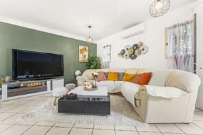 TV - Holiday Home 'Chez Dominique' with Private Pool, Wi-Fi and Air Conditioning (Saint-Rémy-de-Provence)