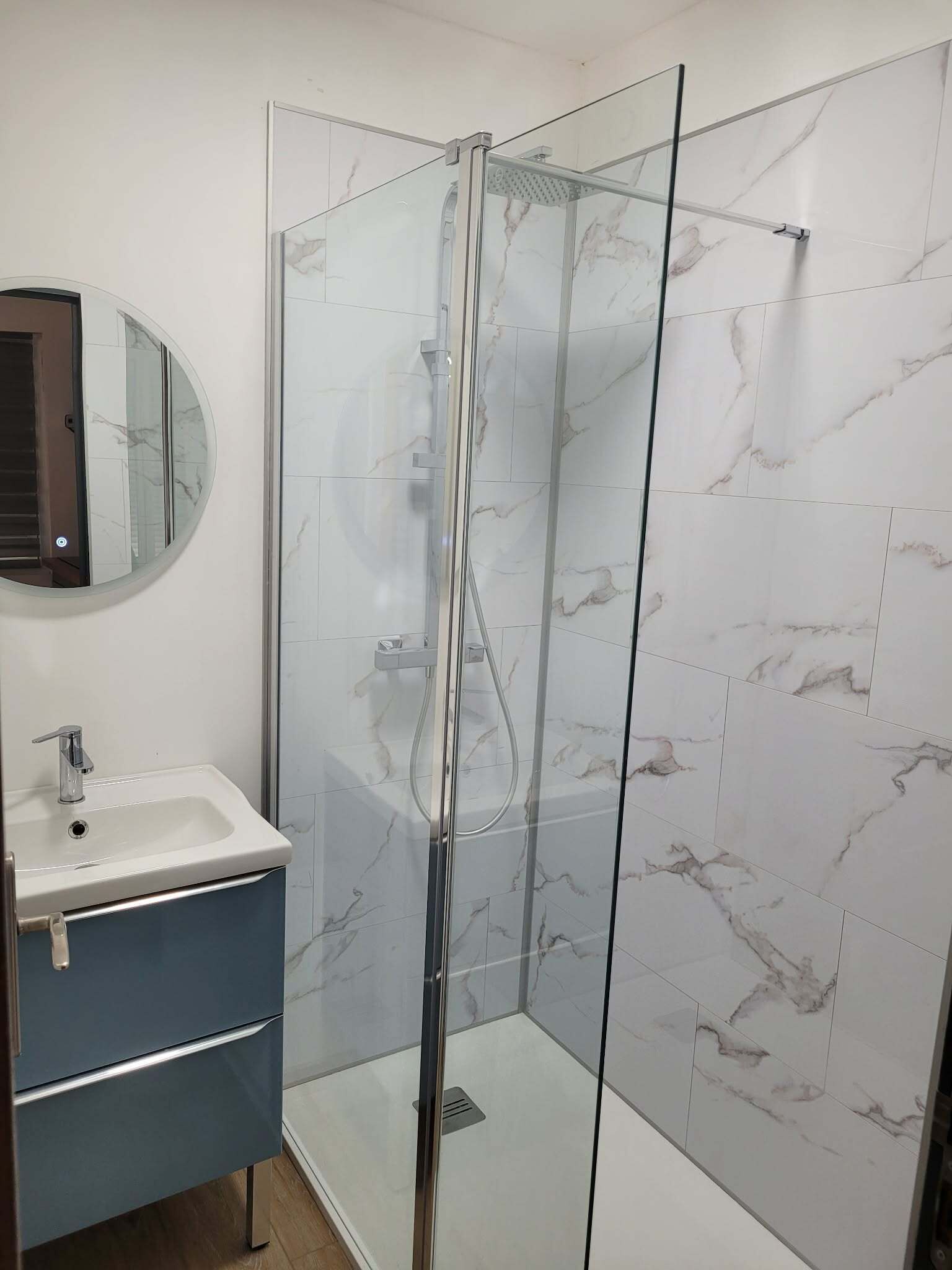 Douche, sèche-cheveux, serviettes fournies, savon