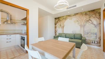 Apartment, Balkon, Blick auf den Innenhof | Wohnbereich