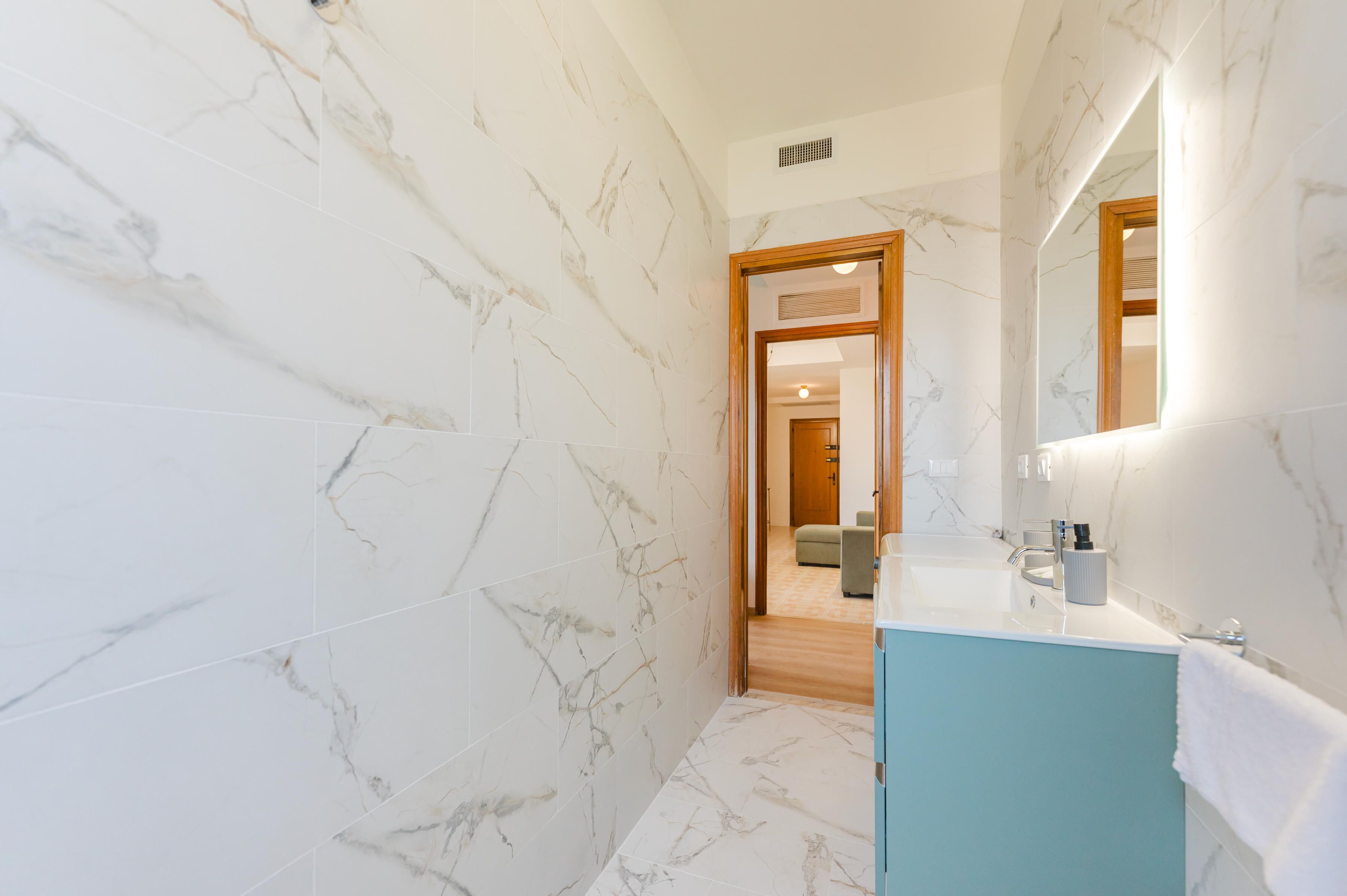 Apartment, Balkon, Blick auf den Innenhof | Badezimmer