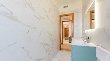 Apartment, Balkon, Blick auf den Innenhof | Badezimmer