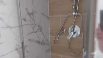 Appartement, balkon, uitzicht op de binnenplaats | Badkamer