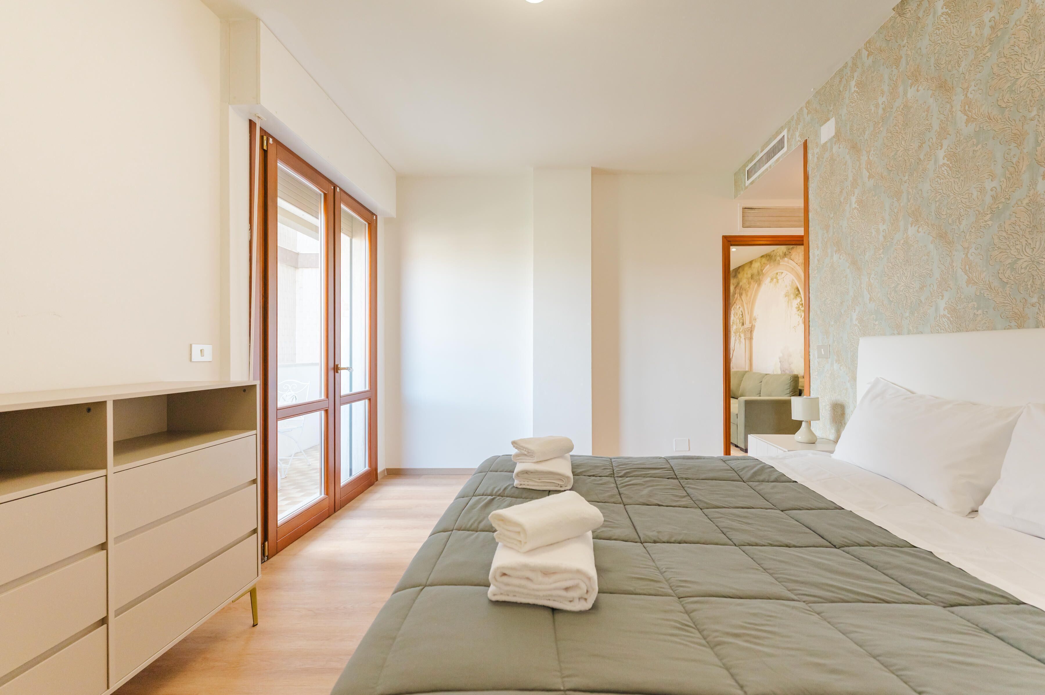 Apartment, Balkon, Blick auf den Innenhof