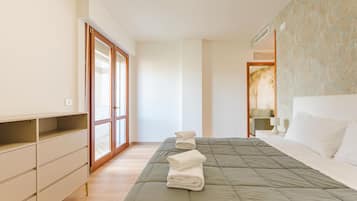 Apartment, Balkon, Blick auf den Innenhof