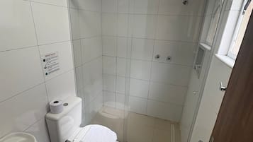 Dubbelrum | Badrum | Dusch, handdukar, tvål och schampo
