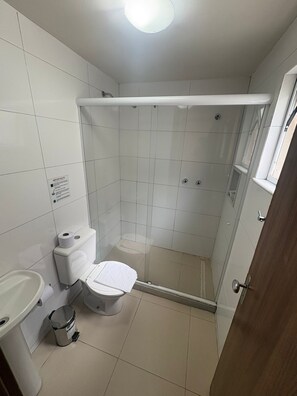 Kahden hengen huone | Kylpyhuone | Suihku, pyyhkeet, saippua, sampoo