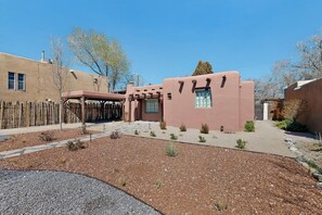 Exterior - Old Charm Adobe Home, 3bd/2ba, Grill, Firepit (Albuquerque)