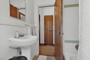 Jetted bath, hair dryer, towels, soap - Old Charm Adobe Home, 3bd/2ba, Grill, Firepit (Albuquerque)