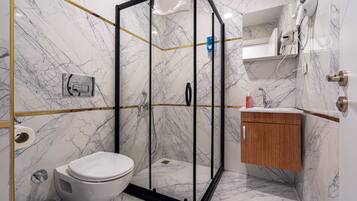 Comfort-huone, kaupunkinäköala | Kylpyhuone