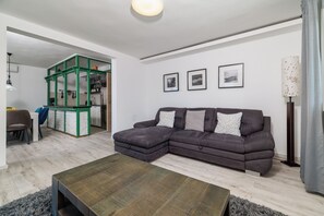 TV - Modern vacation apartment with sea view & barbecue (Crikvenica)