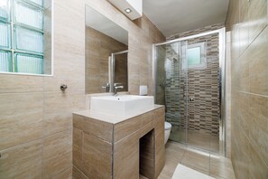 Shower, towels, soap - Modern vacation apartment with sea view & barbecue (Crikvenica)