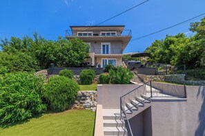 Exterior - Modern vacation apartment with sea view & barbecue (Crikvenica)