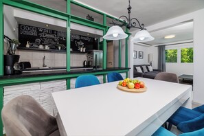 Dining - Modern vacation apartment with sea view & barbecue (Crikvenica)