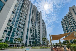 Exterior - Balcony with Partial Creek Views and Glimpse of the Burj Khalifa (Dubai)