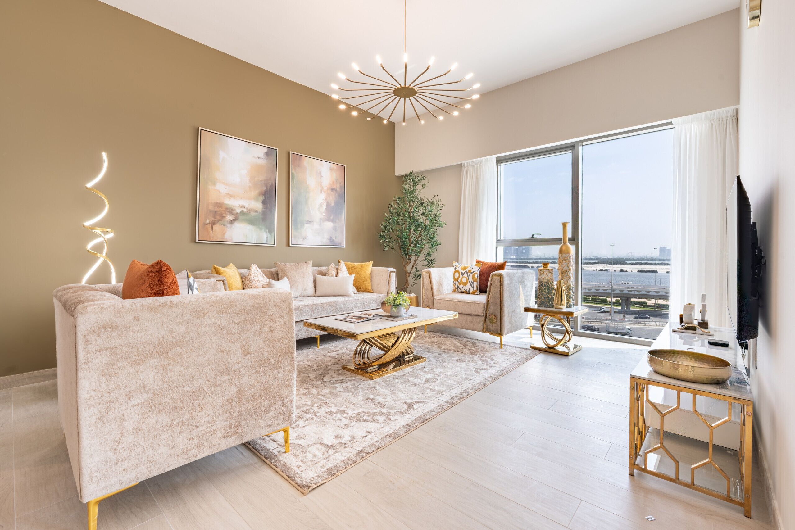 Balcony With Partial Creek Views And Glimpse Of The Burj Khalifa - Dubaj