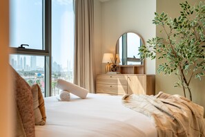 2 bedrooms, in-room safe, iron/ironing board, free WiFi - Balcony with Partial Creek Views and Glimpse of the Burj Khalifa (Dubai)