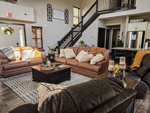 TV, fireplace, books - Tall Timbers Legacy Lodge - Hike, Fish, Pool, Bike (Hollister)