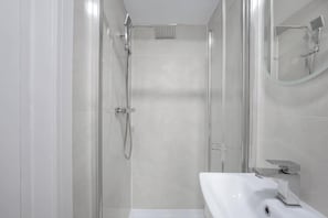 Shower, hair dryer, towels, shampoo - Superior Ground Floor Studio in Knightsbridge (London)