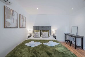 Iron/ironing board, travel cot, WiFi, bed sheets - Superior Ground Floor Studio in Knightsbridge (London)