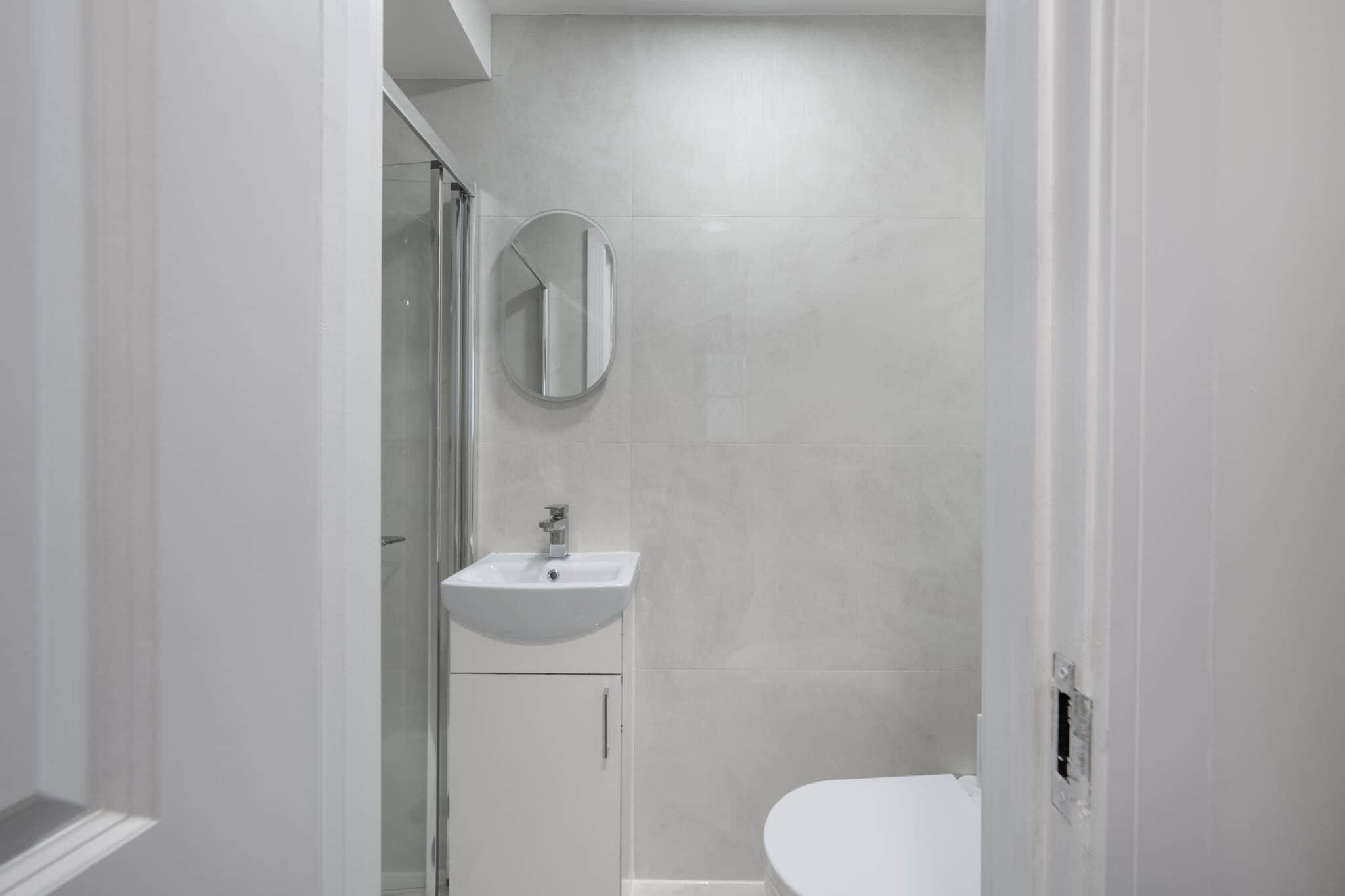 Shower, hair dryer, towels, shampoo