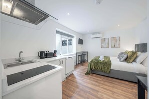 Fridge, microwave, stovetop, coffee/tea maker - Superior Ground Floor Studio in Knightsbridge (London)