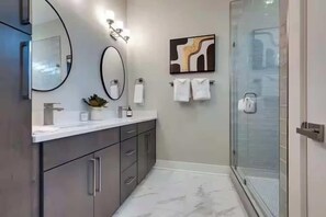 Dusche, Haartrockner, Shampoo