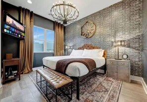 4 bedrooms, iron/ironing board, WiFi, bed sheets - Huge DT 4BR Party House! 9 Beds! Private Hot Tub! (Nashville)
