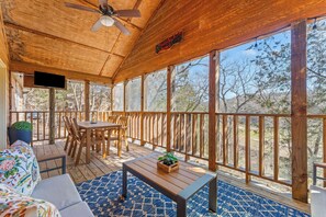 Outdoor dining - Luxury Cabin + Resort Pools + Close to SDC (Branson West)