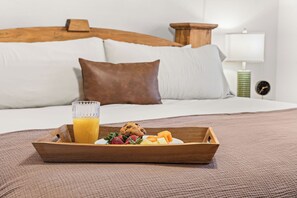 Desk, iron/ironing board, travel cot, free WiFi - NEW! King Suites Private Baths, Near Silver Dollar (Branson West)