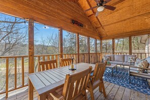 Outdoor dining - NEW! King Suites Private Baths, Near Silver Dollar (Branson West)