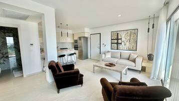 Apartamento, 2 quartos, sacada | Área de estar