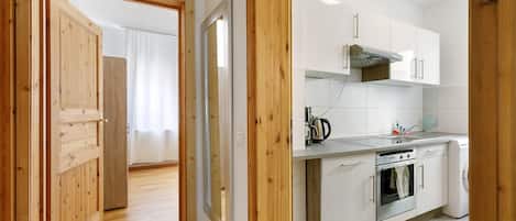 Kjøleskap, ovn, kokeplater og kaffetrakter/tekoker
