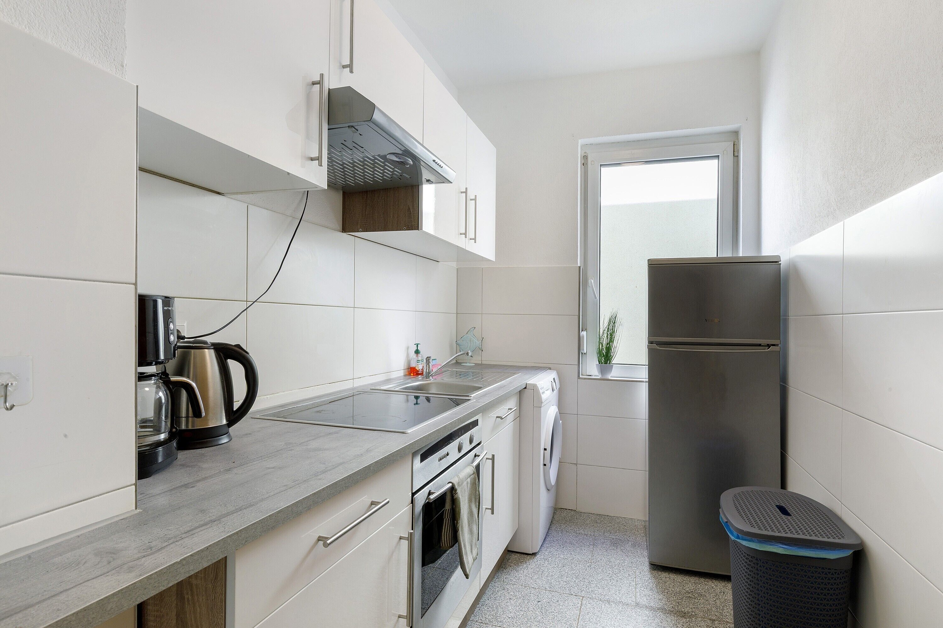 Fridge, oven, stovetop, coffee/tea maker