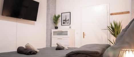 Iron/ironing board, WiFi, bed sheets