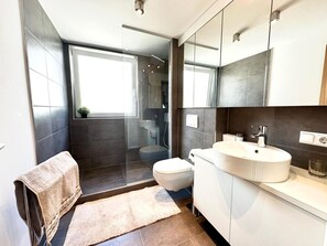 Dusche, Haartrockner, Handtücher