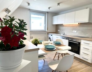 Dining - Apartment 'Stillvolle in Göppingen' with Private Terrace, Wi-Fi and Air Conditioning (Göppingen)