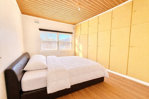 Comfortable, Modern and Private Spacious Room Near Lake Albert - Pet Friendly