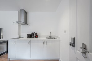 Fridge, microwave, stovetop, coffee/tea maker - Modern Studio in Knightsbridge (London)