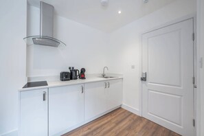 Fridge, microwave, stovetop, coffee/tea maker - Modern Studio in Knightsbridge (London)