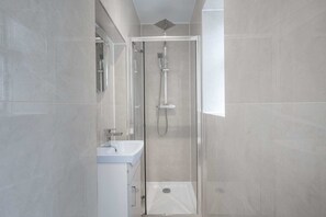 Shower, hair dryer, towels, shampoo - Modern Studio in Knightsbridge (London)