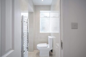 Shower, hair dryer, towels, shampoo - Modern Studio in Knightsbridge (London)