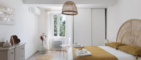 Tabla de planchar con plancha y ropa de cama
