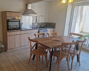 Dining - Family Home La Villa Cecile (Saint-Martin-de-Villereglan)