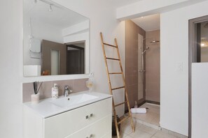 Douche, séchoir à cheveux, serviettes fournies